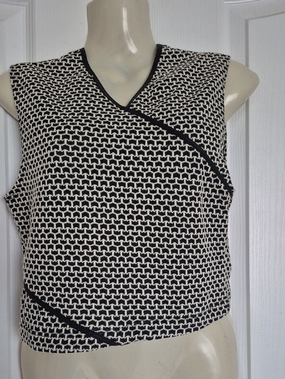 Design Lab Lord & Taylor Black and White Geometric Sleeveless Crop Top